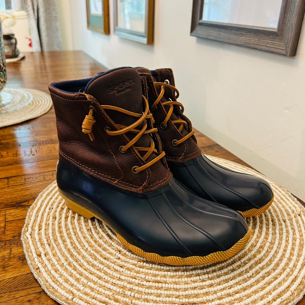 Sperry Two-Tone Duck Boots in Navy Blue & Brown with Tan Accents  Size 8.